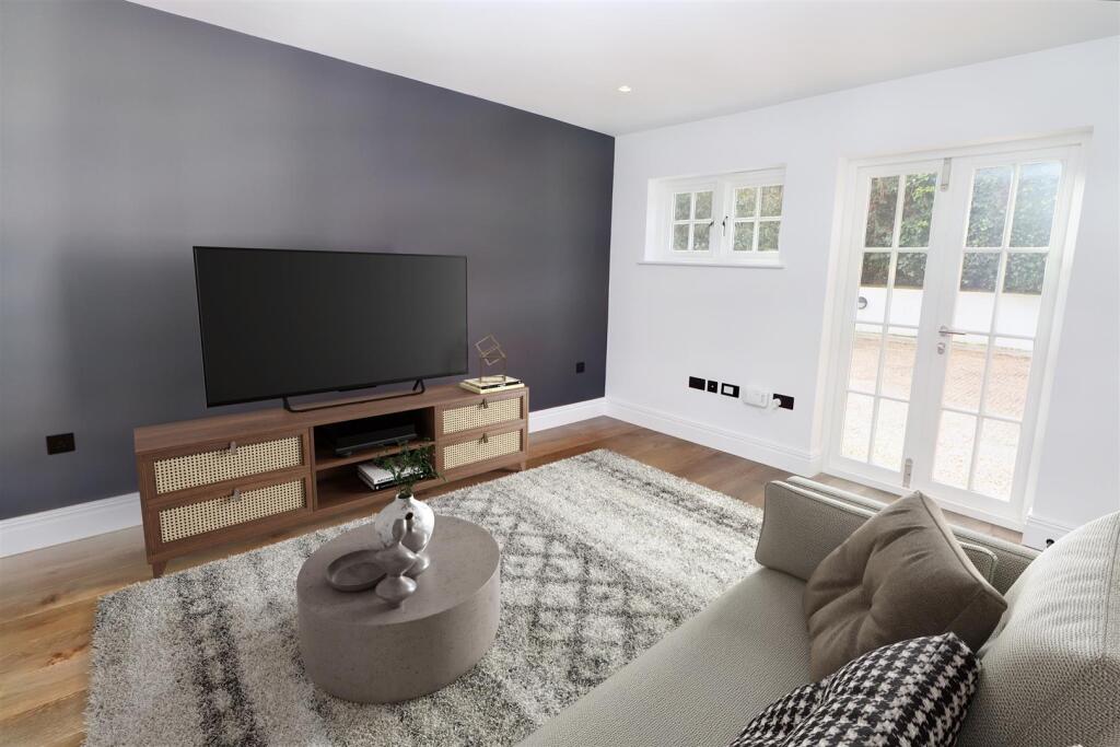 House in Hertsmere, Elstree and Borehamwood - More