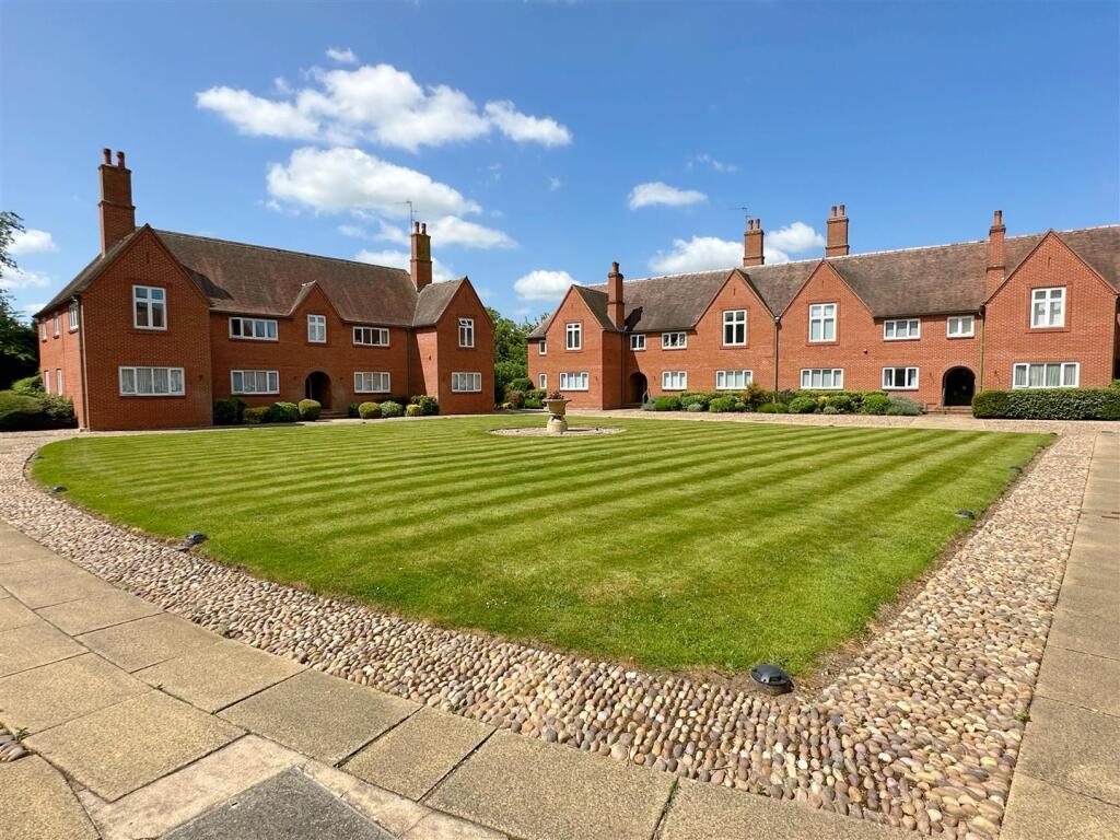 2-bed flat on Southern Lane, Stratford-Upon-Avon, £335,000