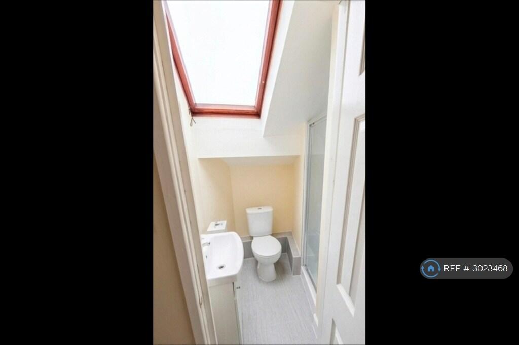 House in Huddersfield, Shearing Cross, Hillhouse - More