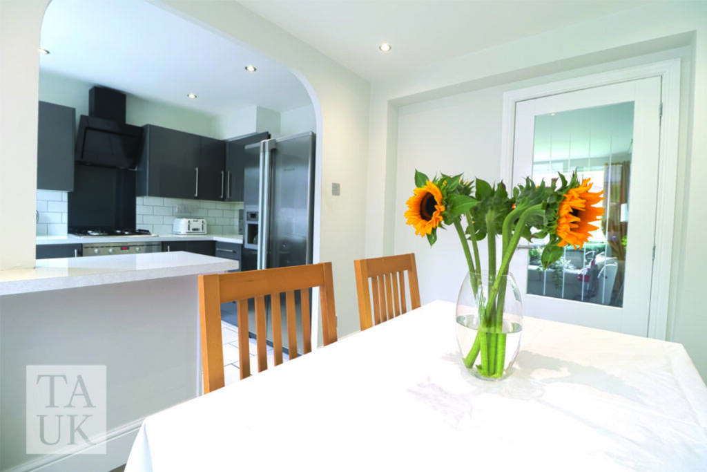House in Tameside, Fairfield - More