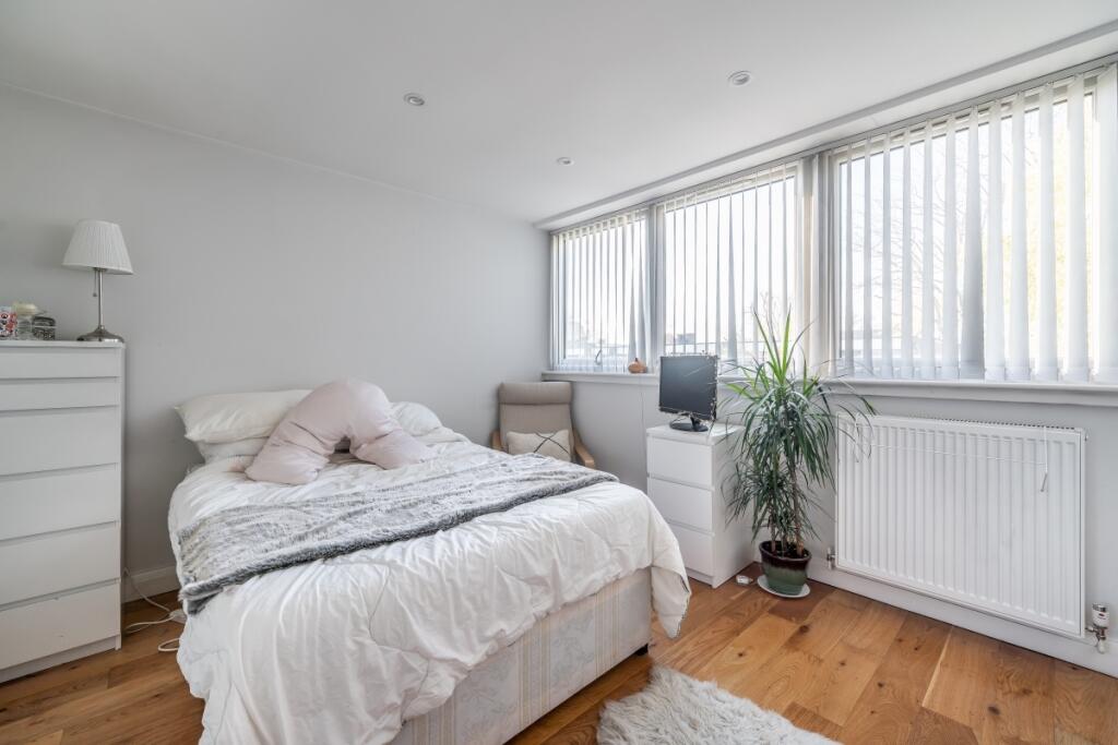 House in London, Brondesbury Park, Brondesbury - More