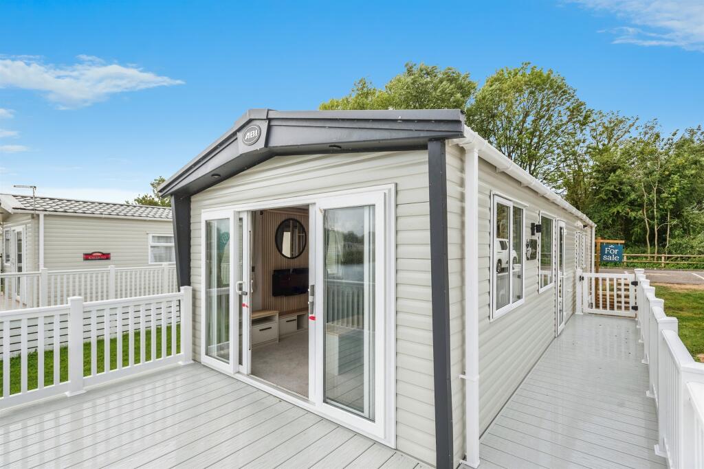 2-bed caravan on Broadway Lane, South Cerney, Cirencester, £83,995