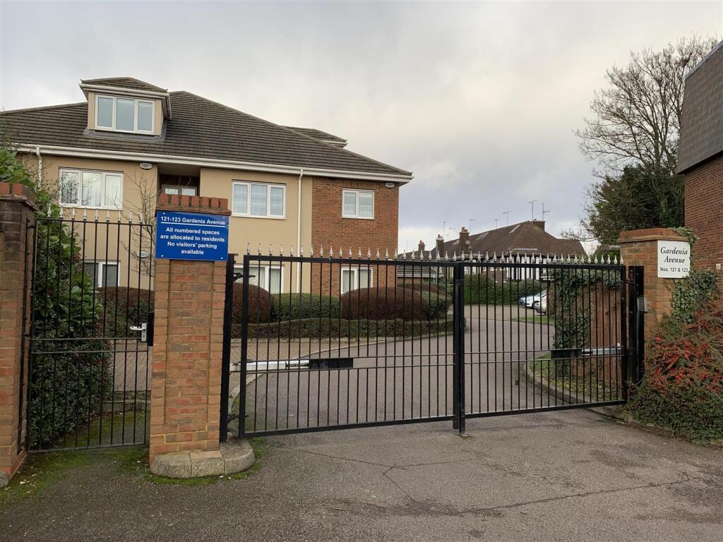 Main image of property: 123 Gardenia Avenue, Luton, Bedfordshire, LU3 2NG