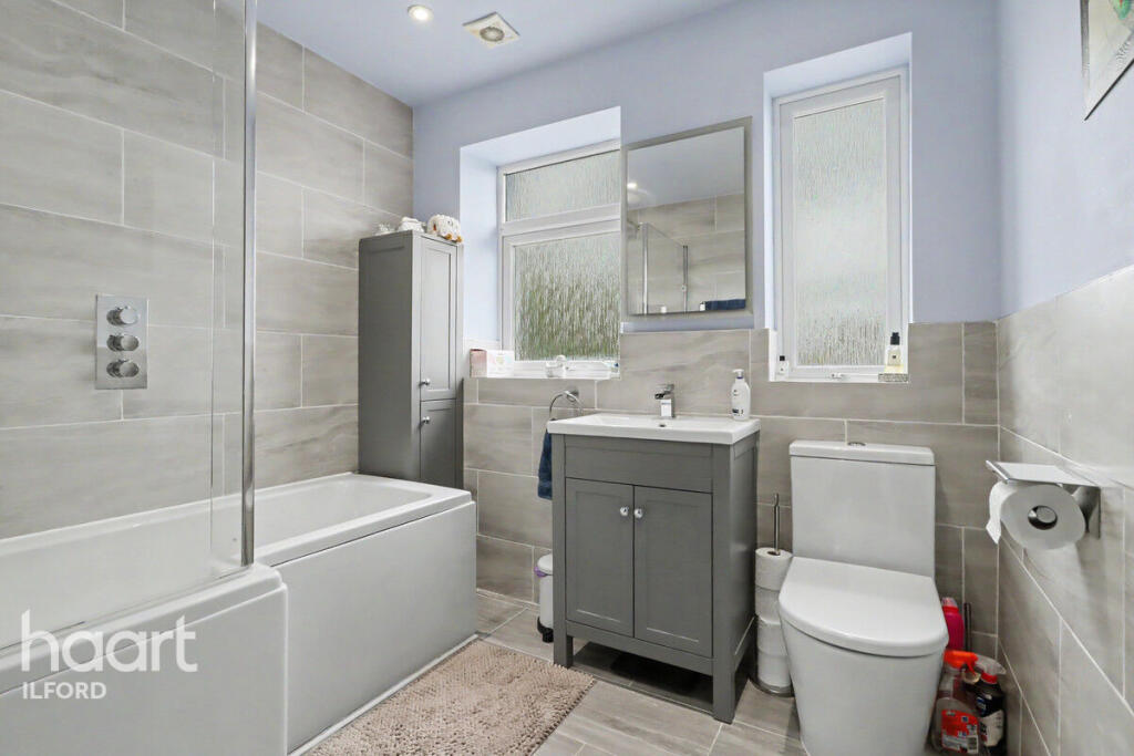 House in London, Loxford, Seven Kings - View 5
