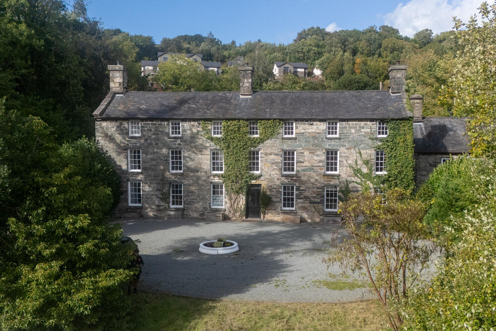 Main image of property: Llwyn, Ffordd Y Bala, Dolgellau, Gwynedd LL40 2YF