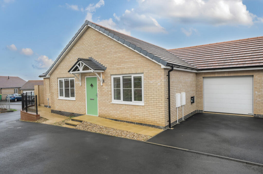 35 Broadweavers Close, Wincanton, BA9 - View 2
