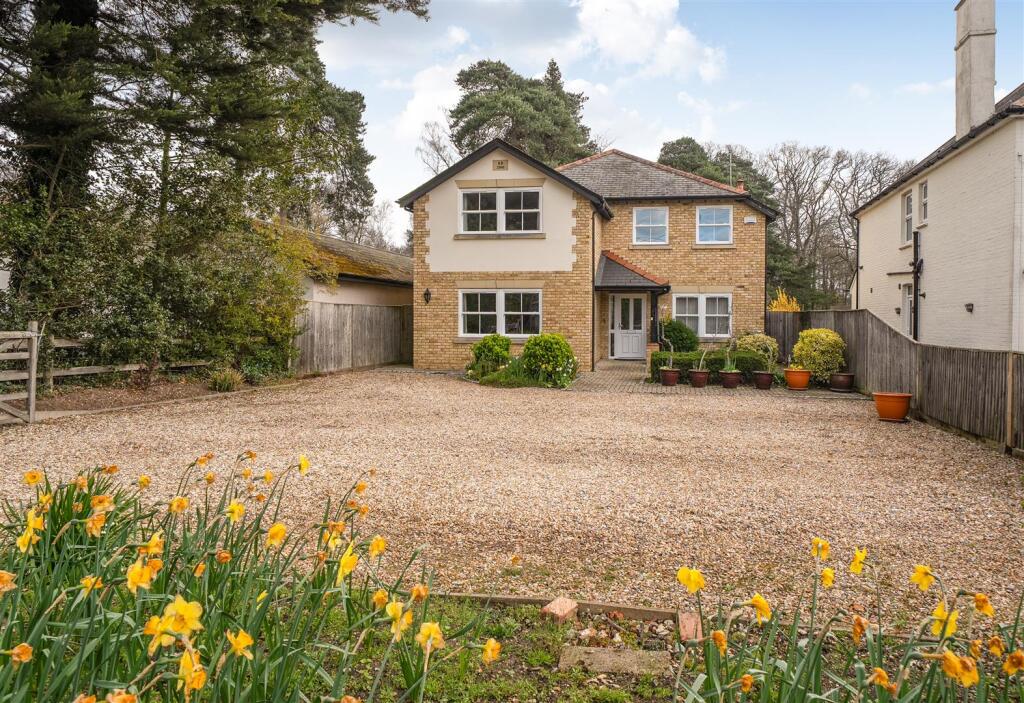 Main image of property: Reading Road, Finchampstead, Berkshire, RG40 4RA