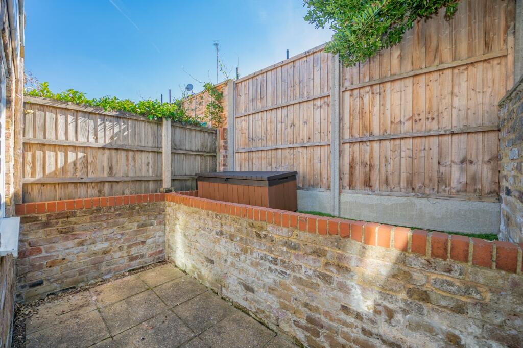 House in Richmond, North Sheen - More