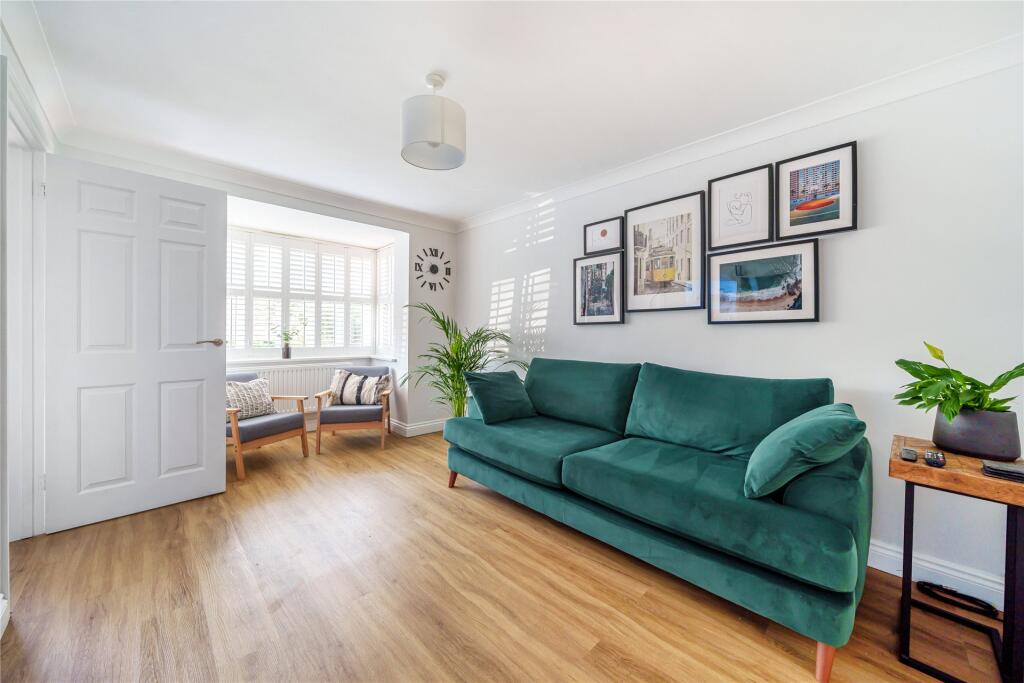 Leary Crescent, Newport Pagnell, Buckinghamshire, MK16 photo 5
