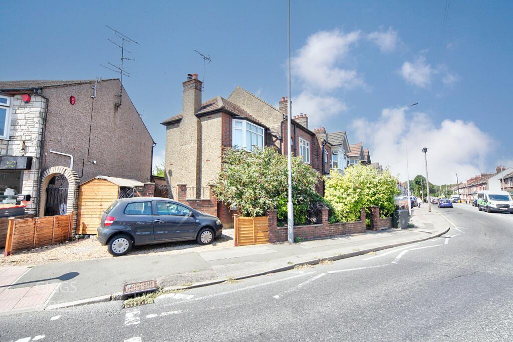 House in Luton, Round Green - View 2