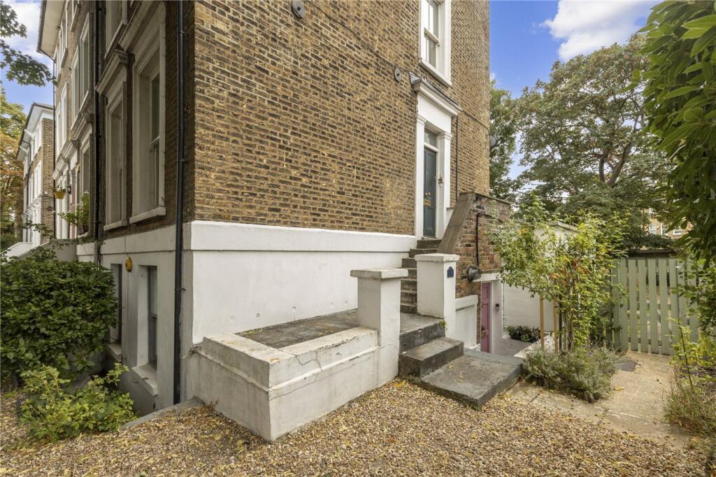 Studio flat on St. Pauls Road, London, N1, £325,000