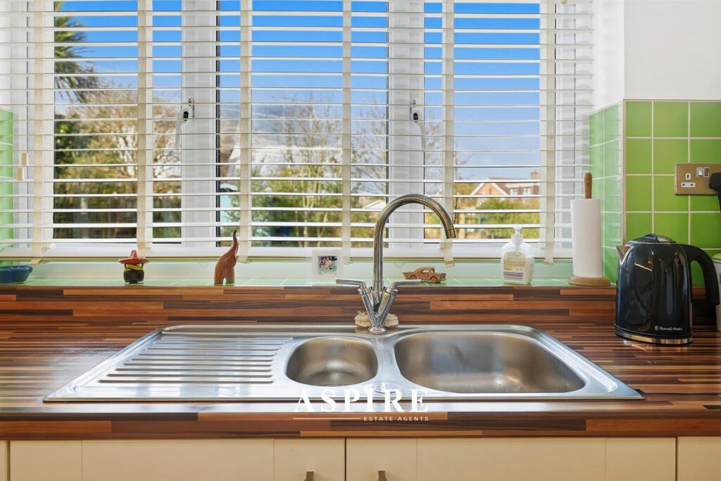 ***Boasting Just Over 1,477 sq. ft*** High Road, Langdon Hills, SS16 photo 4