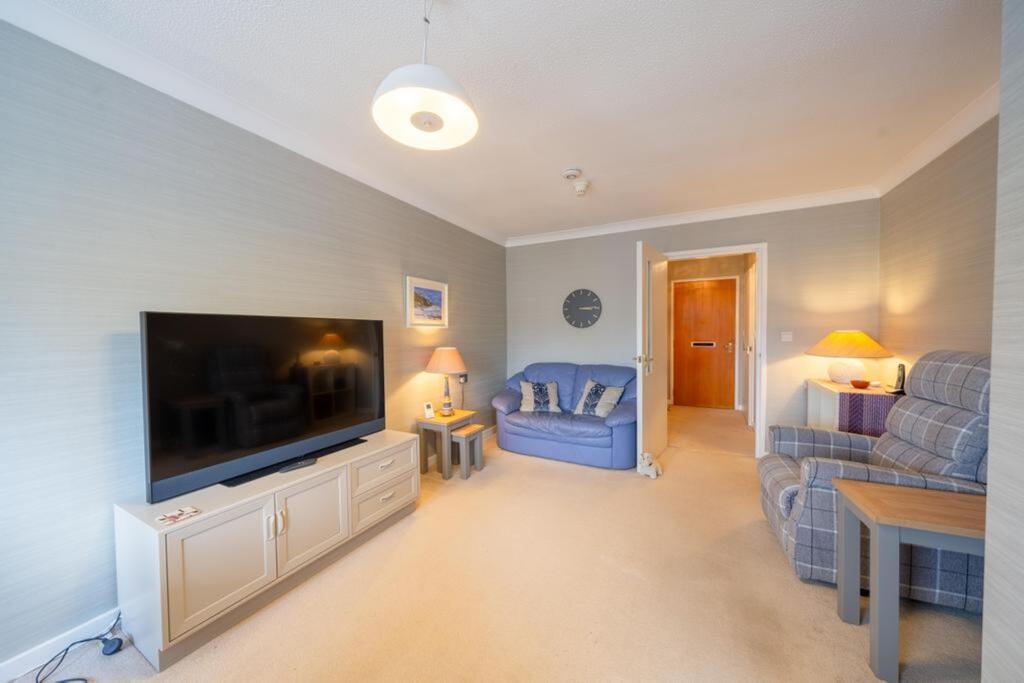 Muirfield Court, Muirend, G44 photo 2