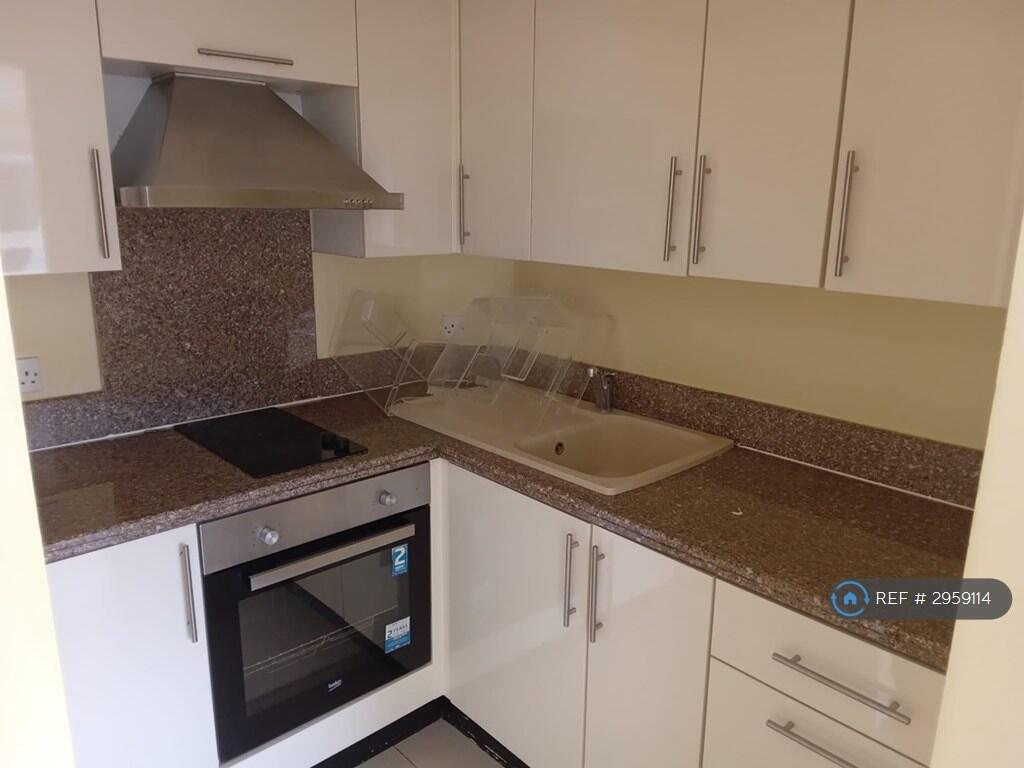 Apartment in Luton - More