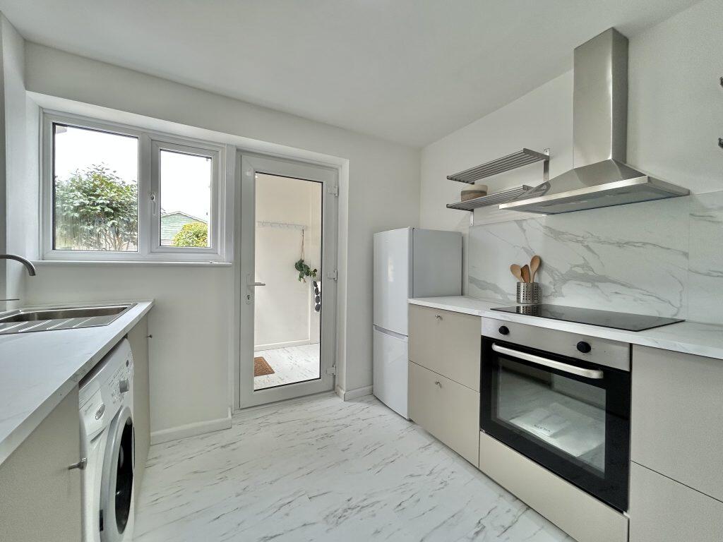 Lakefields, West Coker, Yeovil, Somerset, BA22 – pohled 2