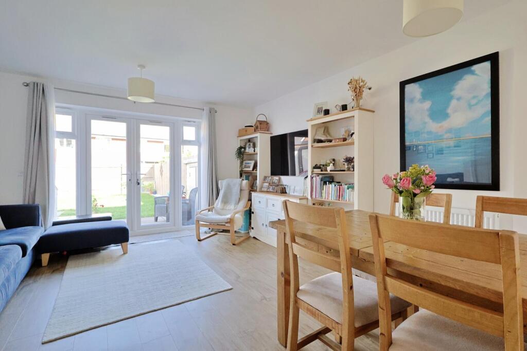 Arnhem Close, Corfe Mullen photo 4