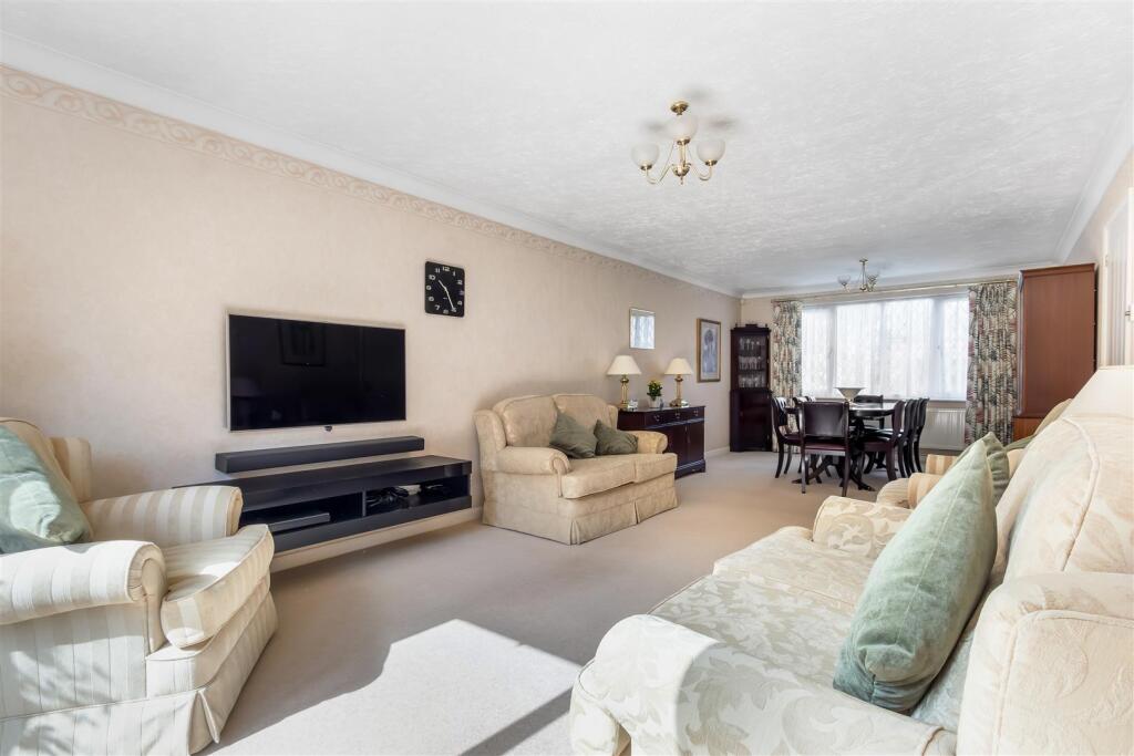 Chester Close, Potters Bar photo 4