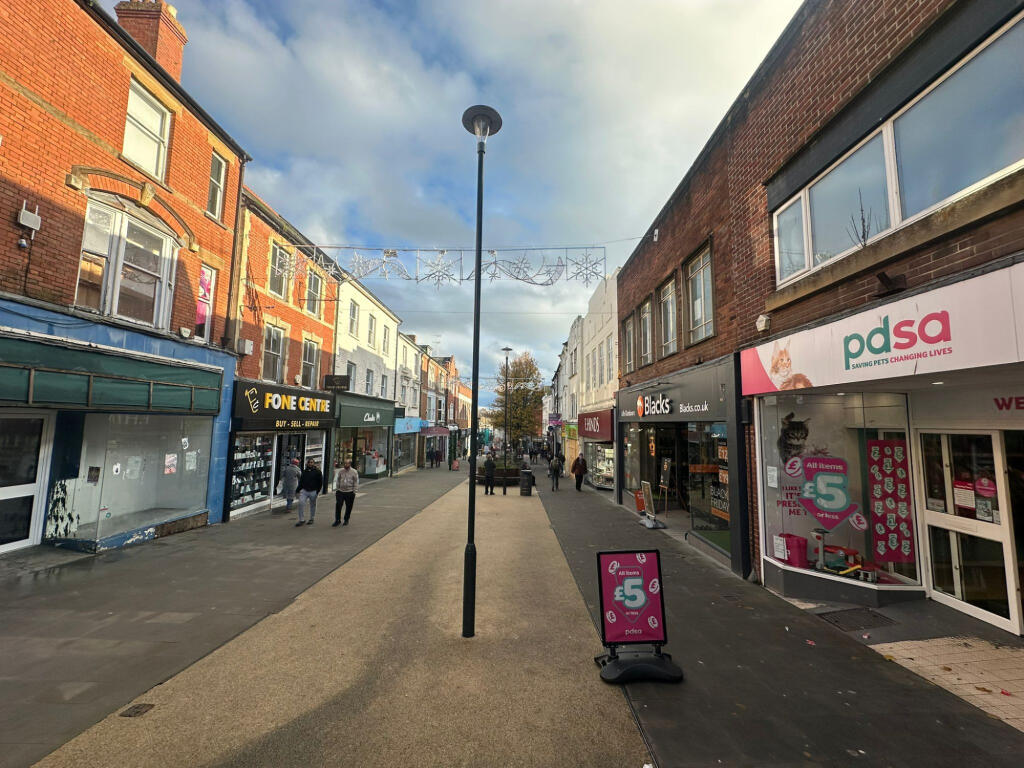 房产图片 2 - Poundland, 18-20 Middle Street, Yeovil, Somerset, BA20