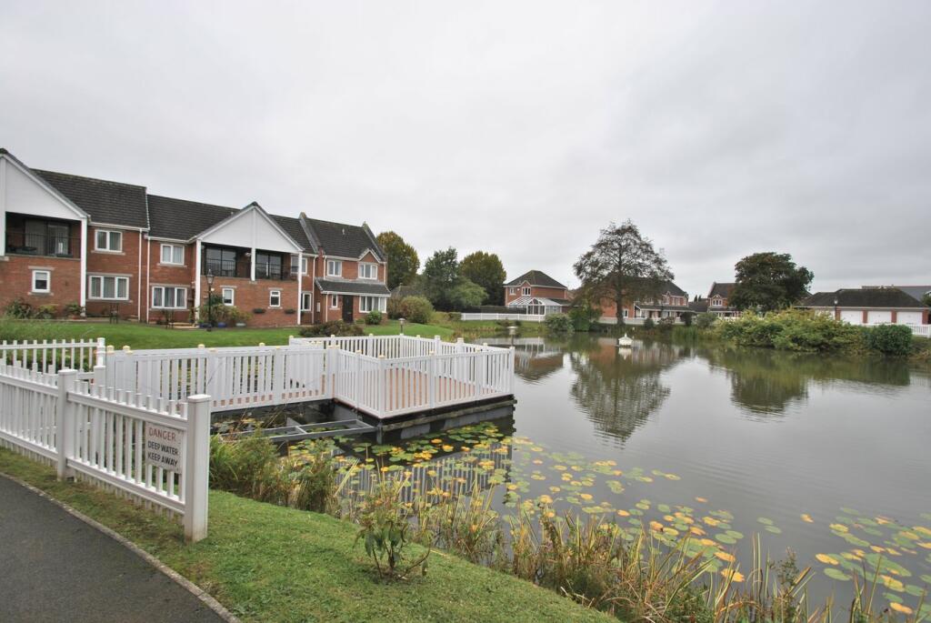 17, Cleeve Lake Court photo 2