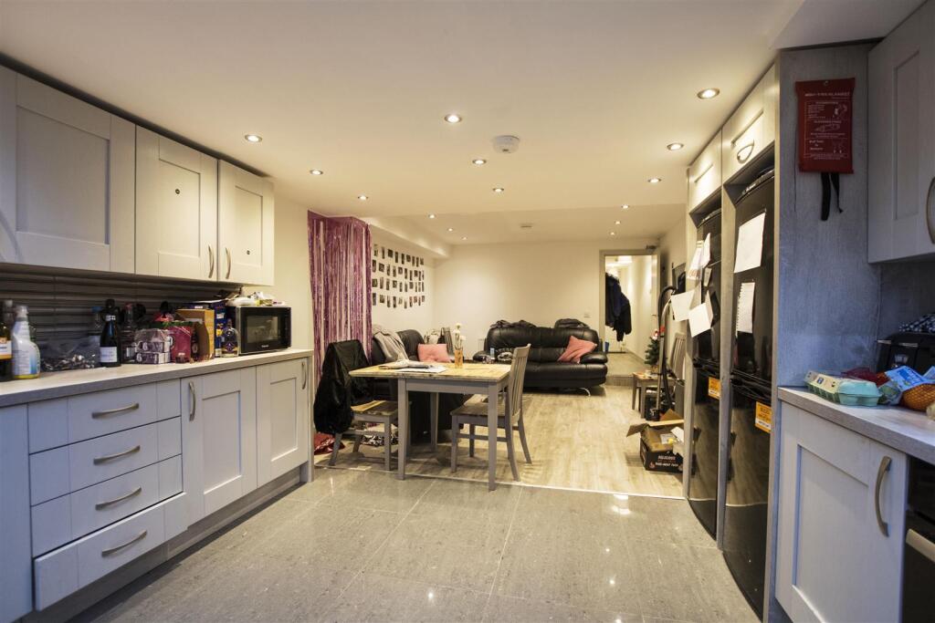 6 bedroom house for rent