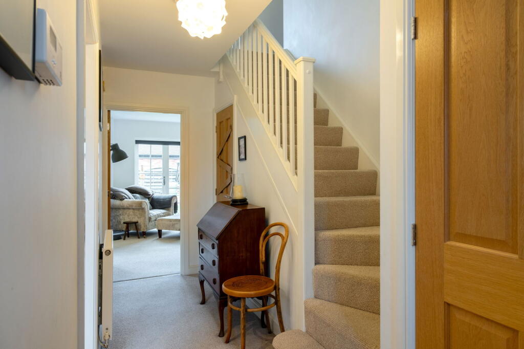 House in Rushcliffe, Gotham - More
