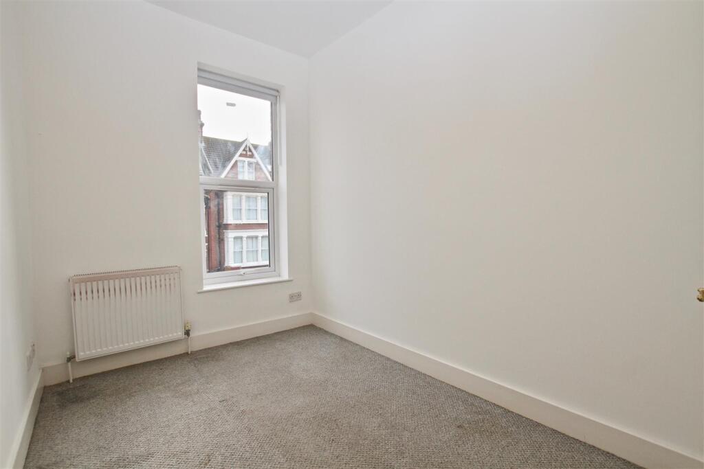 Apartment in Southend-on-Sea, Essex - More