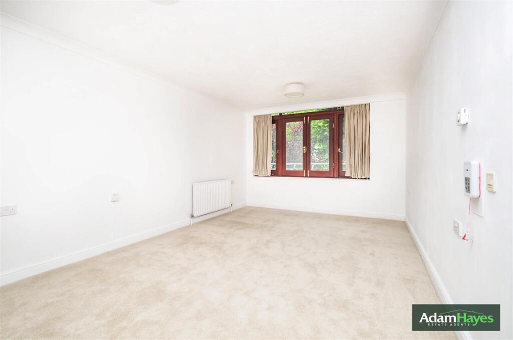 Sandringham Gardens, North Finchley,N12 photo 3
