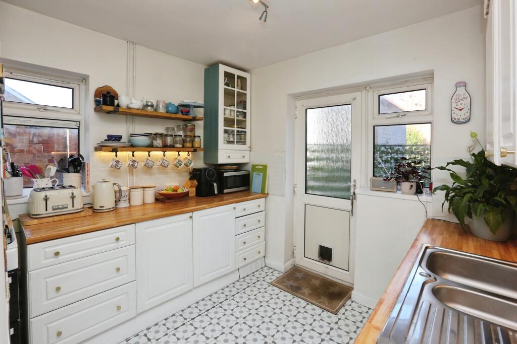 Apartment in Southampton, Harefield - View 5