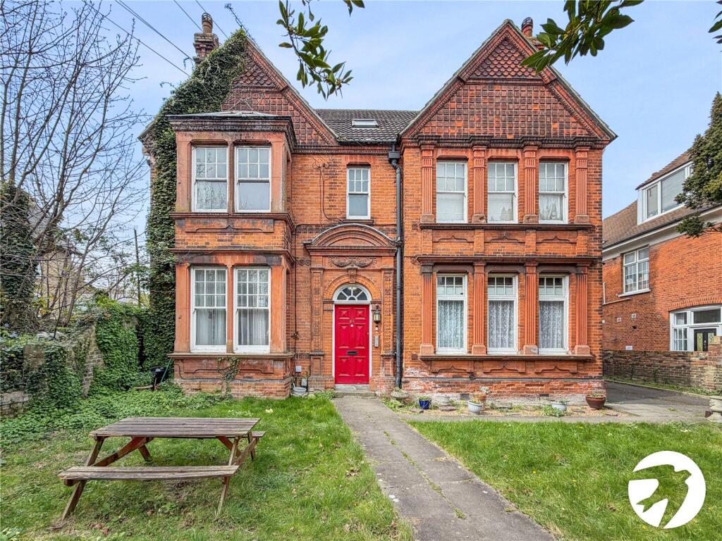 2-bed flat on Maidstone Road, Rochester, Kent, ME1, £160,000