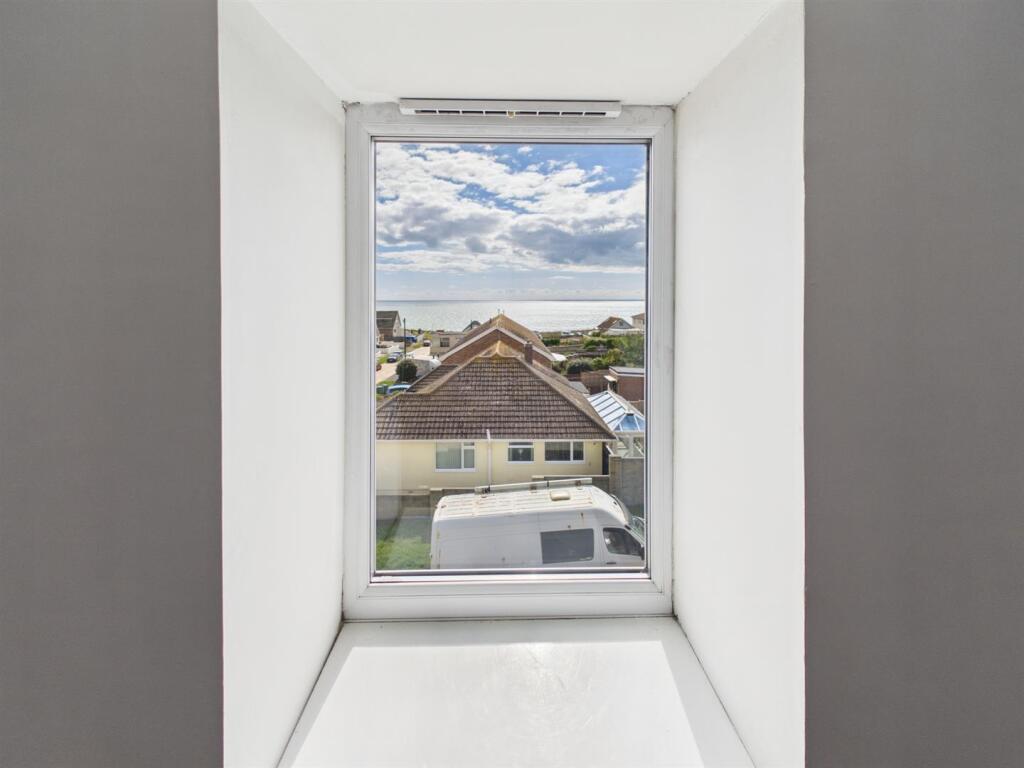 Steyning Avenue, Peacehaven photo 2