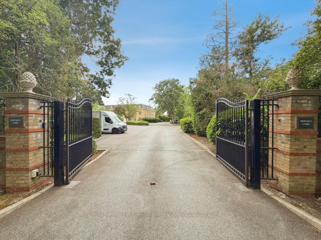 Apartment in Winkfield, Bracknell Forest - View 2
