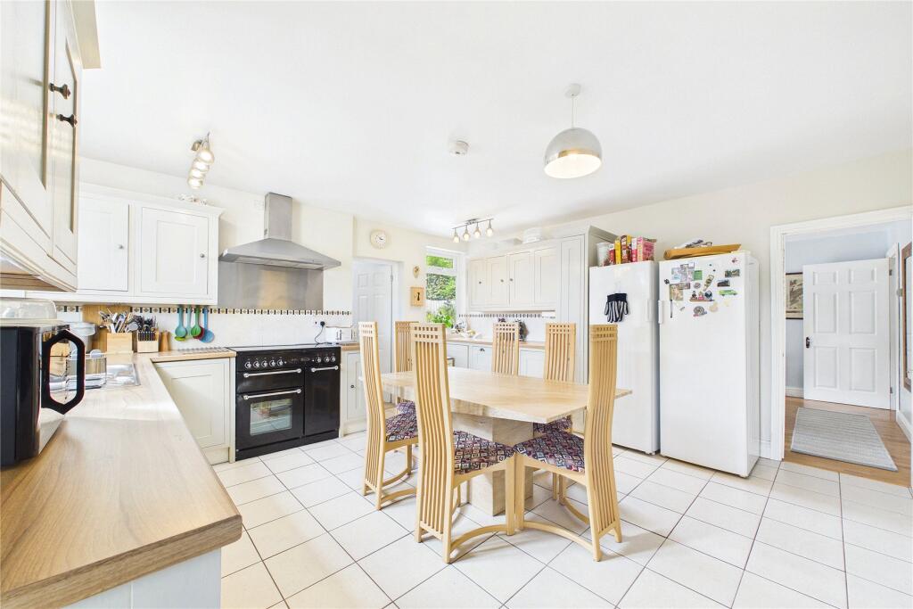 House in Surrey Heath, Lightwater, Windlesham - More