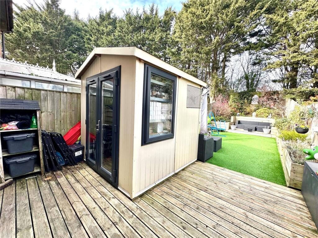 Meadow Road, Even Swindon, Swindon, SN2 - Tuilleadh