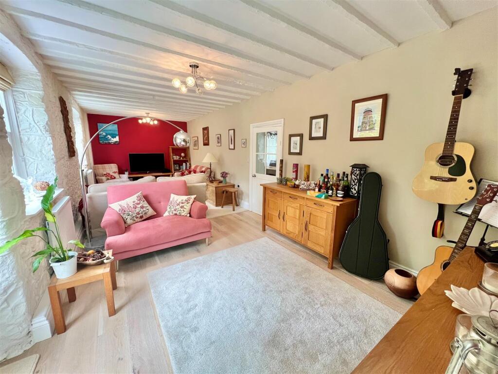 House in Totland, Middleton - View 5
