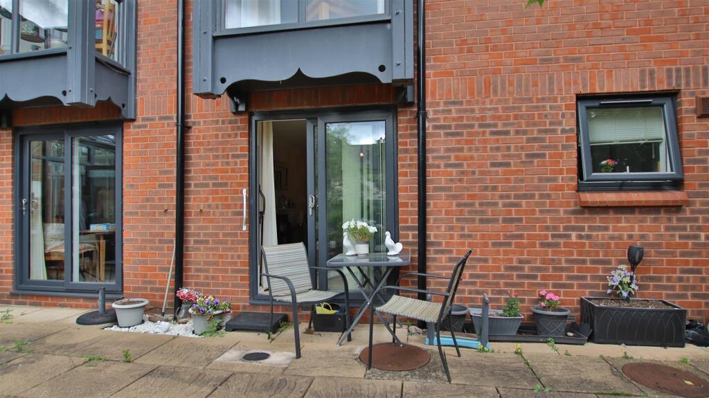 Apartment in Tewkesbury - More