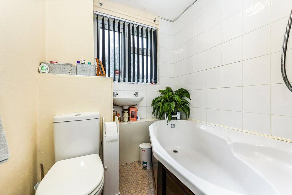 Tennyson Crescent, Waterlooville, Hampshire, PO7 photo 5