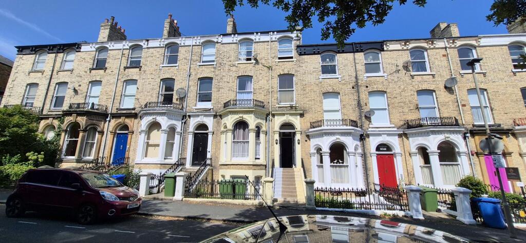 Grosvenor Crescent, Scarborough, North Yorkshire, YO11 2LJ - View 2