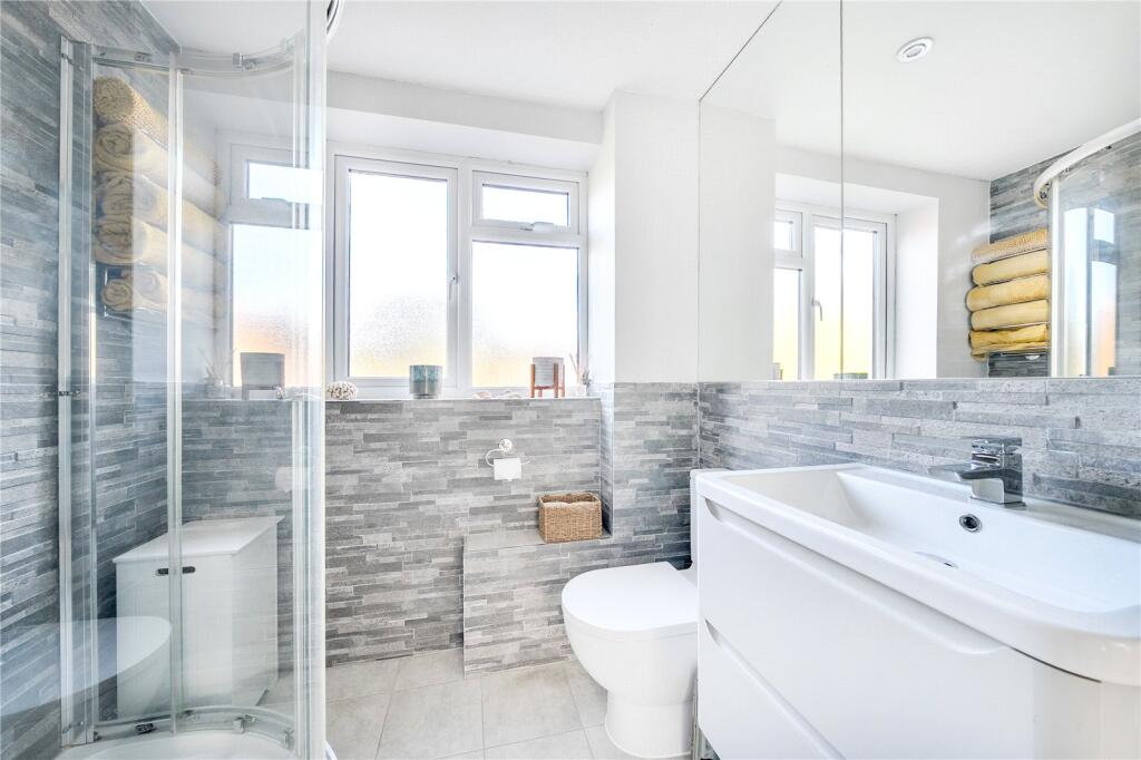 Apartment in Woking, Surrey - More