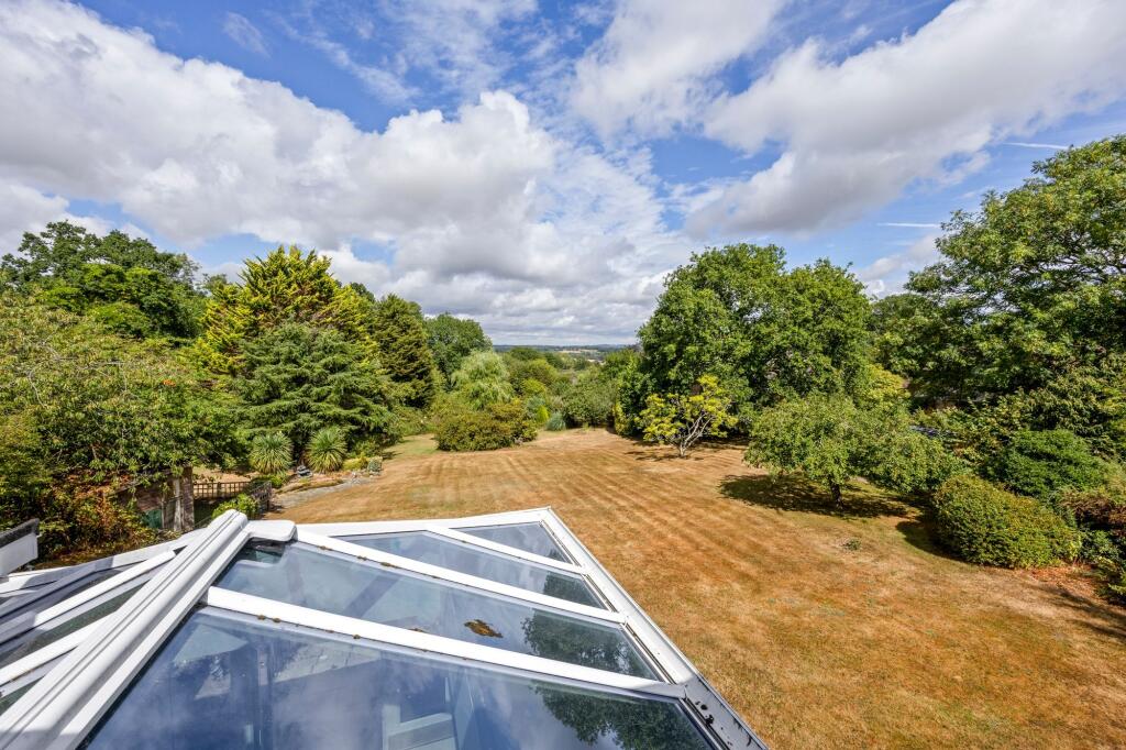 Whitemans Green, Cuckfield, RH17 photo 4