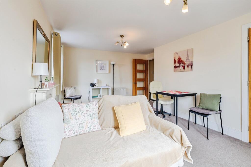 Apartment in Lincoln, Lincolnshire - View 4