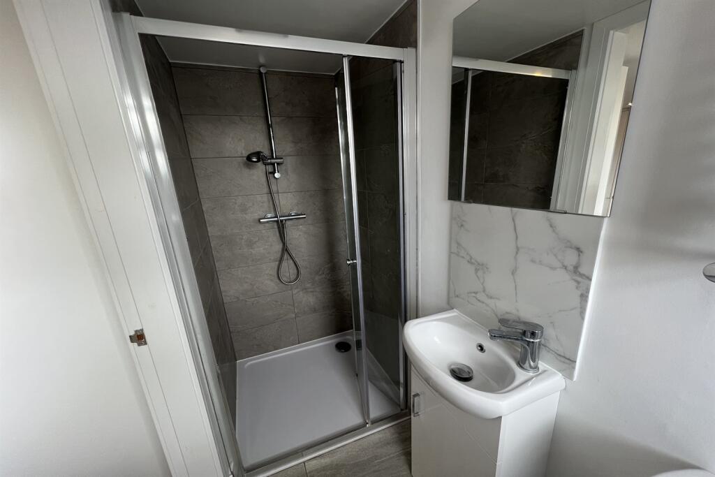 5 bedroom semi-detached house for rent