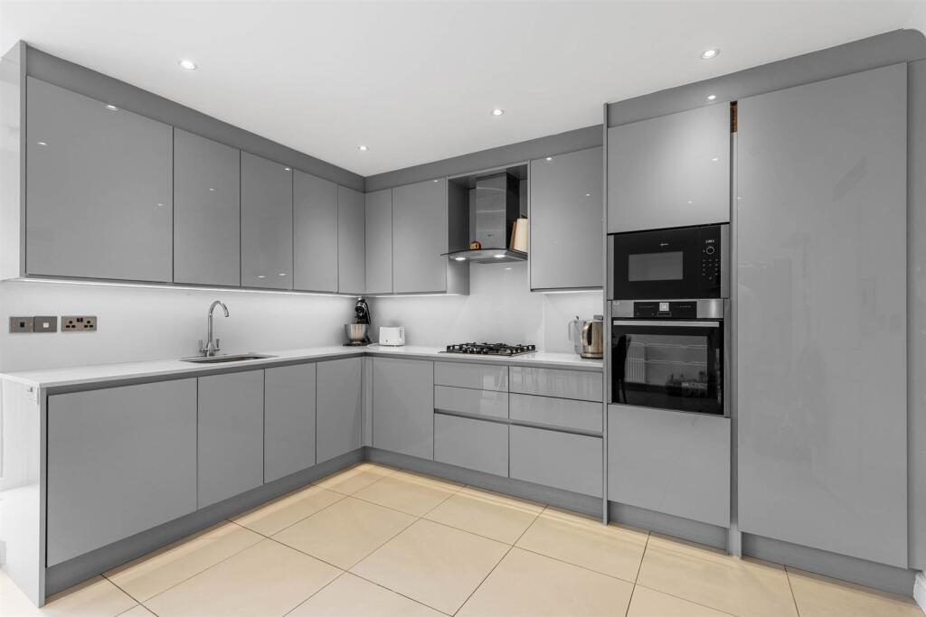 House in London, Royal Borough of Kensington and Chelsea - View 4
