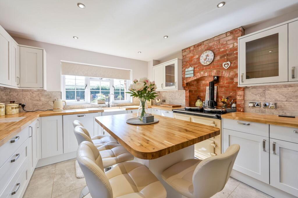 House in Guildford, Worplesdon - View 2