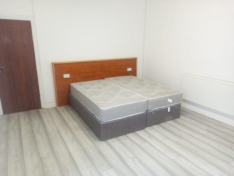 Main image of property: *En-Suite Couples Room* 28a Leeming Lane, Mansfield
