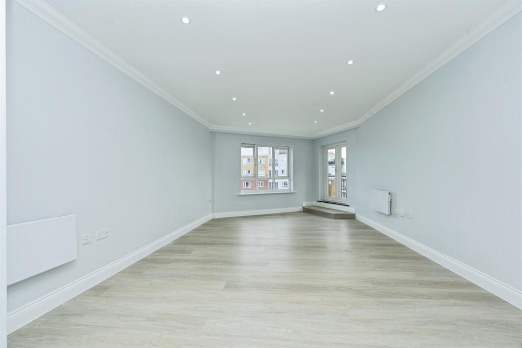 Apartment in Watford - View 5
