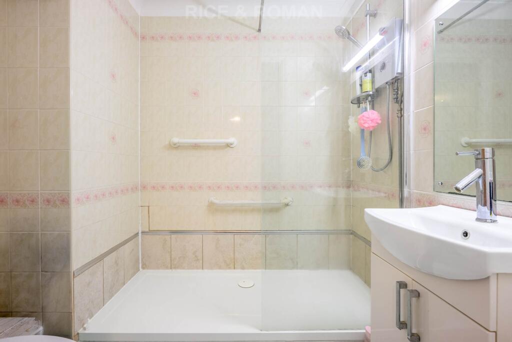 Apartment in London, Royal Borough of Kingston upon Thames - More