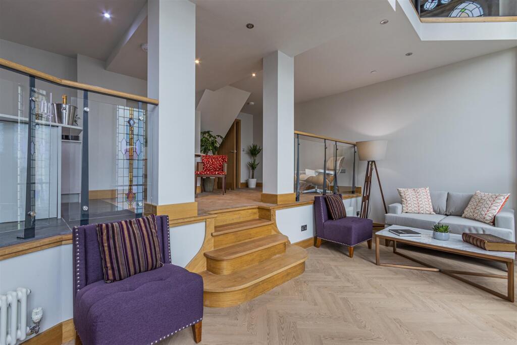 Apartment in Cardiff, Adamsdown - View 4