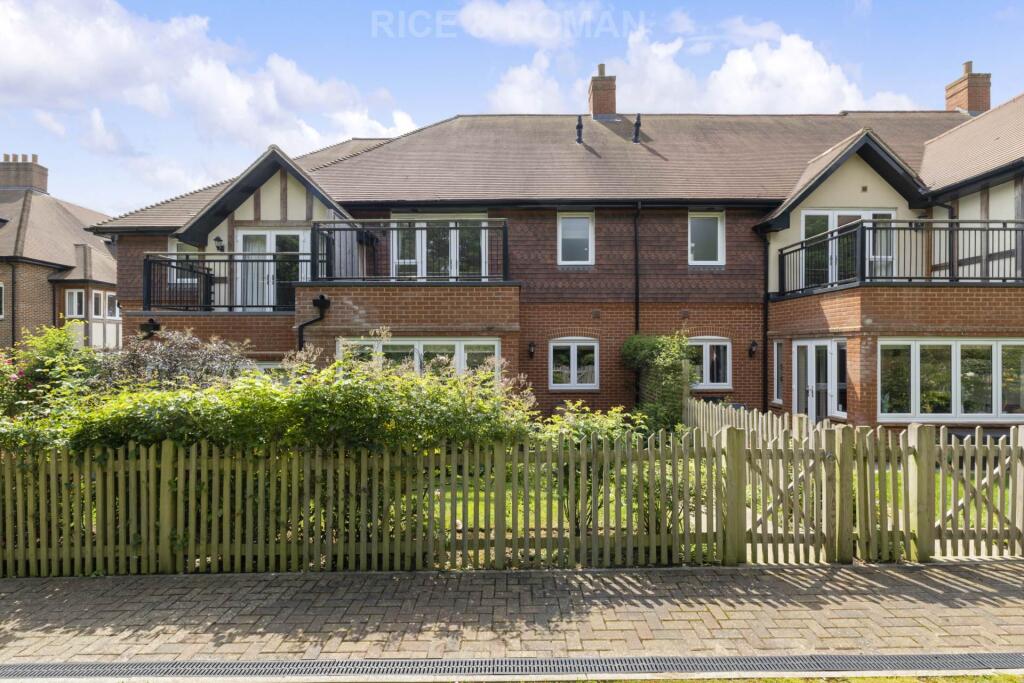 House in Mole Valley, Leatherhead - More