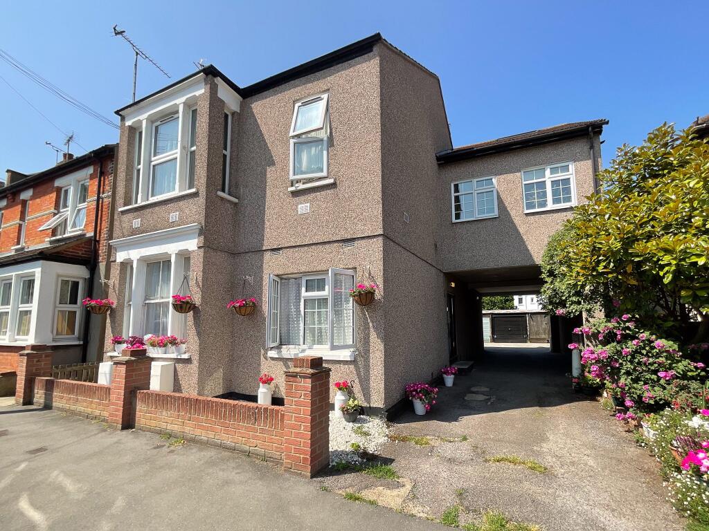 1-bed flat on Cliffsea Grove, Leigh-on-Sea, £230,000