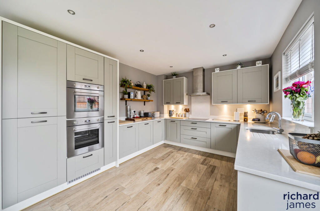 Diamond Crescent, Swindon, SN25 photo 3